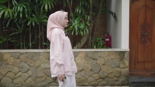 Modern Muslim Woman Hijab Southeast Asian Walking Smiling Looking Her — Vídeo de stock