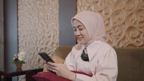 Modern Muslim Woman Hijab Southeast Asian Smiling Looking Scrolling Her — Stockvideo