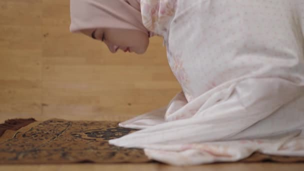Modern Muslim Woman Hijab Southeast Asian Praying God Islam Salah — Stock Video