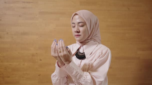 Modern Muslim Woman Hijab Southeast Asian Praying God Islam Salah — Stok video