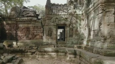 The Khmer temple of Ta Som - Ruins of a 12th century Buddhist temple, with intricate carvings