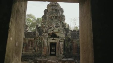 The Khmer temple of Ta Som - Ruins of a 12th century Buddhist temple, with intricate carvings