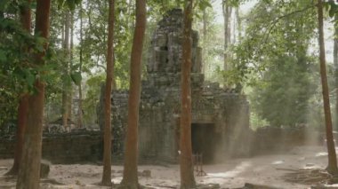The Khmer temple of Ta Som - Ruins of a 12th century Buddhist temple, with intricate carvings