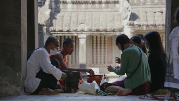 People Praying Monk Angkor Wat Siem Reap Cambodia — Stockvideo