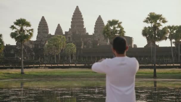 Travel Tourist Taking Photo Angkor Wat Morning Smartphone Slow Motion — Stockvideo