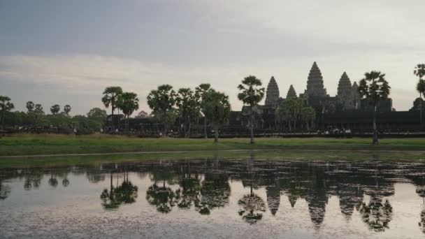 Angkor Wat Siem Reap Sunrise Reflection Lake Water Surface – stockvideo