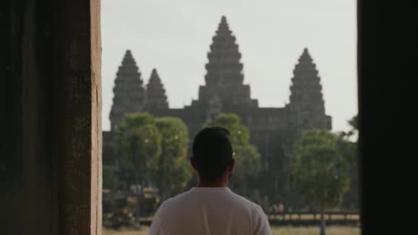 Travel Tourist Taking Photo Angkor Wat Morning Smartphone Slow Motion — Stock video