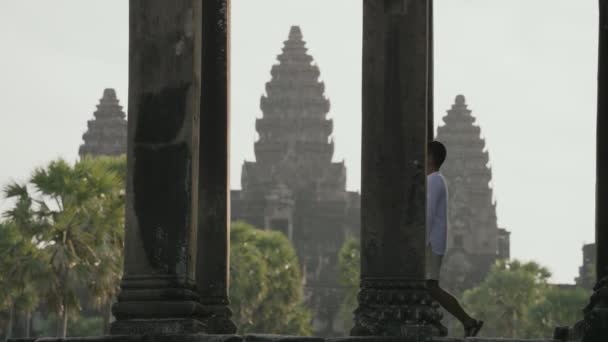 Travel Tourist Walking Angkor Wat Temple Morning Slow Motion — Stock videók