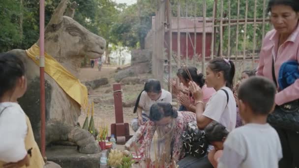 People Praying God Phnom Bakheng Angkor Temple Siem Reap Cambodia — Stockvideo