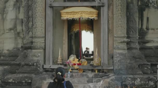People Praying God Phnom Bakheng Angkor Temple Siem Reap Cambodia — Stock video