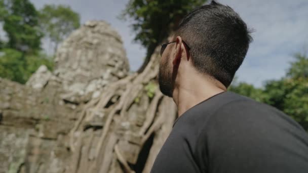 Male Tourist Gazing Khmer Temple Som Tree Growing Atop Historical — Αρχείο Βίντεο