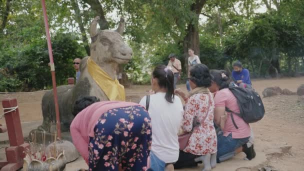 People Praying God Phnom Bakheng Angkor Temple Siem Reap Cambodia — Stockvideo