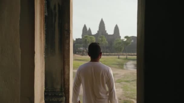 Travel Tourist Taking Photo Angkor Wat Morning Smartphone Slow Motion — Vídeo de Stock