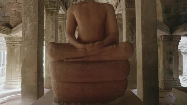 Headless Buddha Statue Prohm Temple Angkor Archeological Park — стоковое видео