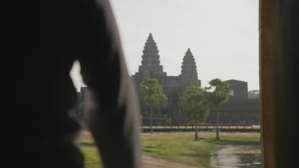 Travel Tourist Walking Angkor Wat Temple Morning Slow Motion — Stock video