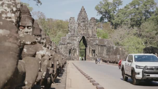 Southern Gate Angkor Thom Tonle Gate Angkor Wat Ancient Temple — стоковое видео