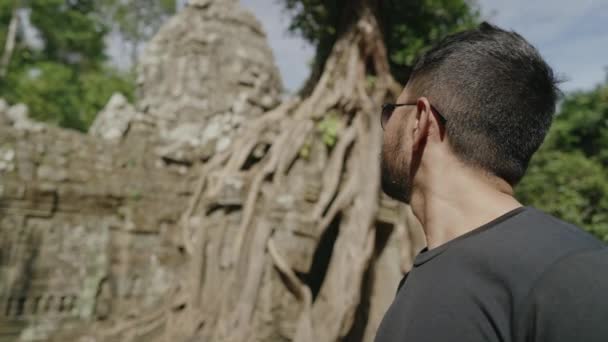 Male Tourist Gazing Khmer Temple Som Tree Growing Atop Historical — Vídeo de Stock