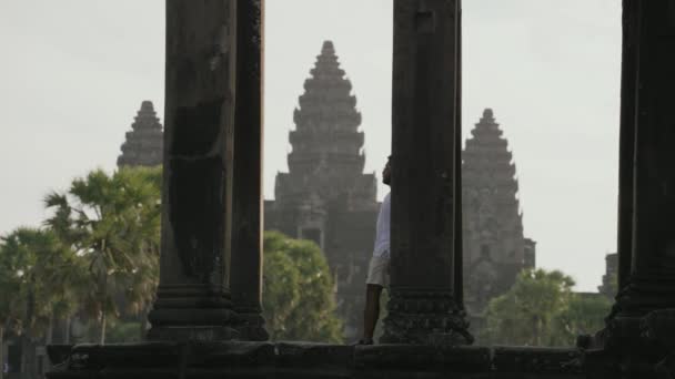 Travel Tourist Taking Photo Angkor Wat Morning Smartphone Slow Motion — стоковое видео