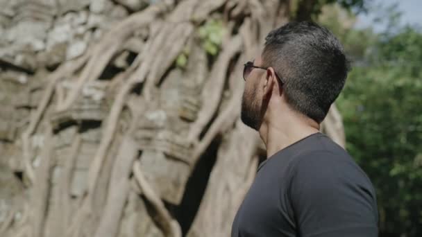 Male Tourist Gazing Khmer Temple Som Tree Growing Atop Historical — стокове відео