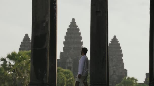 Travel Tourist Taking Photo Angkor Wat Morning Smartphone Slow Motion — Vídeos de Stock