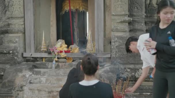 People Praying God Phnom Bakheng Angkor Temple Siem Reap Cambodia — Stock video