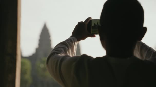 Travel Tourist Taking Photo Angkor Wat Morning Smartphone Slow Motion — Stock videók