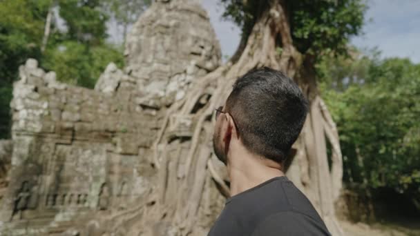 Male Tourist Gazing Khmer Temple Som Tree Growing Atop Historical — Αρχείο Βίντεο