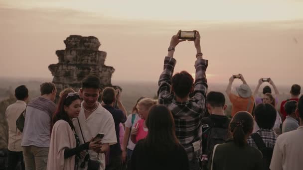 People Taking Photo Sunset Phnom Bakheng Angkor Temple Siem Reap — Stockvideo