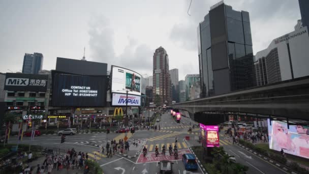 Куала Лумпур Малайзия Bukit Bintang Crossing Pedestrian Scramble Buildings Digital — стоковое видео