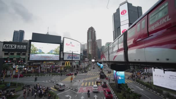 Kuala Lumpur Malaysia Bukit Bintang Crossing Fotgängare Scramble Byggnader Med — Stockvideo