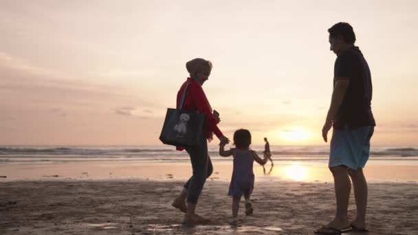 Happy Muslim Indonesian Family Father Mother Toddler Love Enjoying Sunset — Stockvideo