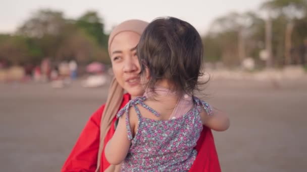 Feliz Muçulmano Indonésio Mãe Criança Amor Desfrutando Pôr Sol Juntos — Vídeo de Stock