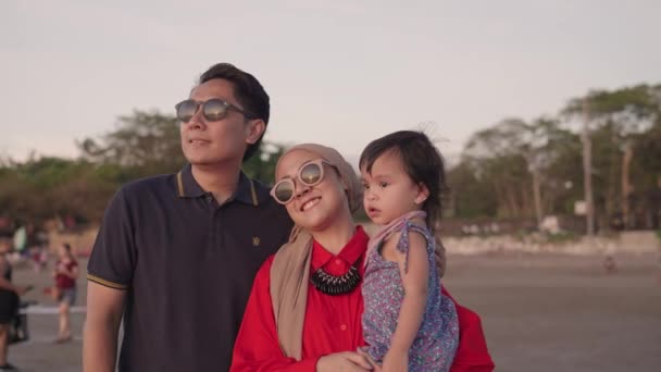 Ευτυχισμένη Μουσουλμανική Οικογένεια Ινδονήσιος Πατέρας Μητέρα Και Παιδί Αγαπούν Απολαμβάνοντας — Αρχείο Βίντεο