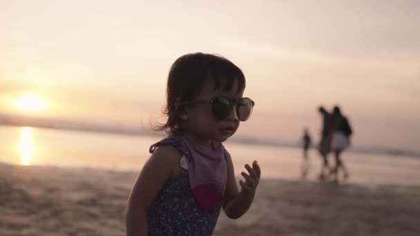 Glad Indonesisk Toddler Walking Dans Skrattar Njuter Solnedgången Stranden — Stockvideo
