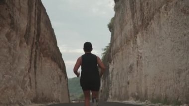 Yavaş Çekimde Kayalar Duvarı Arasında Koşan Sportif Adam