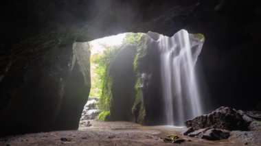 Goa Raja Şelalesi Büyük Su Doğu Bali 'deki bir mağaraya düştü.