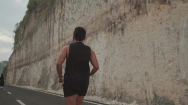 Yavaş Çekimde Kayalar Duvarı Arasında Koşan Sportif Adam
