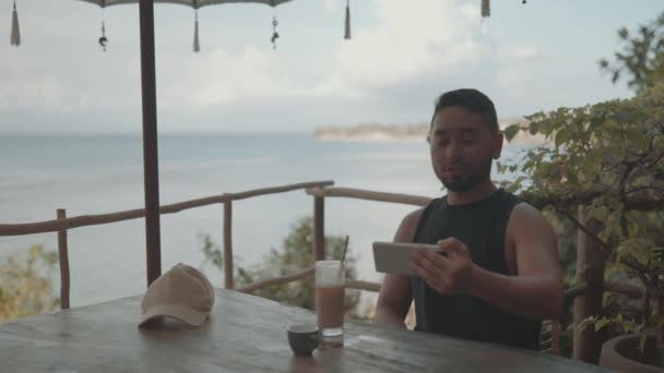 Digital Nomad Male Guy Videocall Smartphone Cafe Beach Bali Indonesia — 图库视频影像