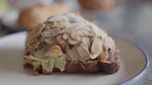 Mandlové Croissants Francouzský Pekařský Styl Zblízka — Stock video