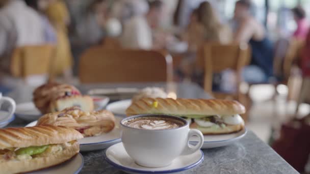 Frukost Café Ambience Smörgåsar Kopp Kaffe Bakverk Och Bröd Bordet — Stockvideo