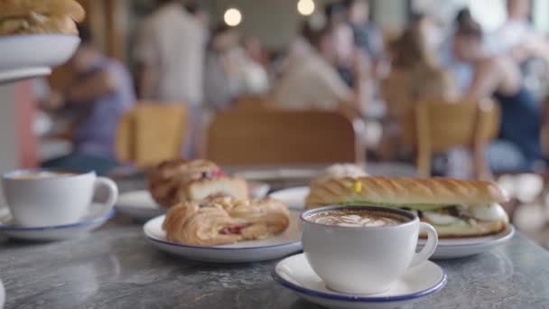 Desayuno Café Ambiente Sandwiches Taza Café Pasteles Pan Mesa — Vídeos de Stock