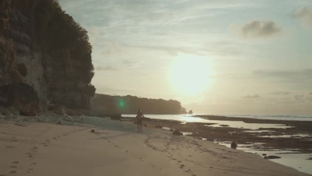 Man Running Walking Beach Sand Barefoot Sunset Slow Motion — 图库视频影像