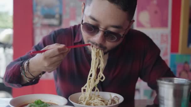 Asian Man Eating Chicken Bami Chinese Style Wheat Noodles Chopsticks — Stock videók