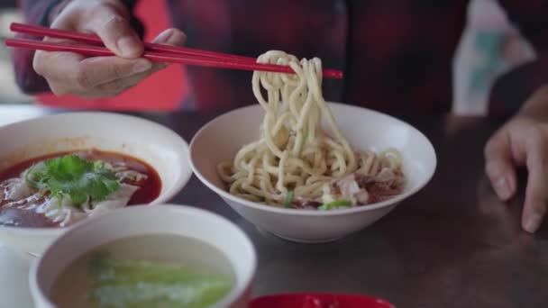 Asiatischer Mann Isst Chicken Bami Weizennudeln Chinesischer Art Mit Essstäbchen — Stockvideo