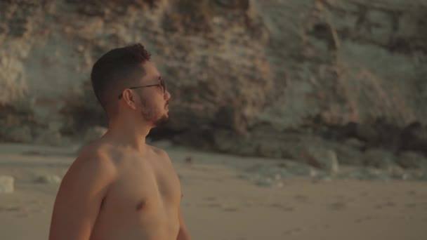 Hombre Mirando Sol Playa Mostrando Esperanza Optimismo Libertad Felicidad — Vídeo de stock