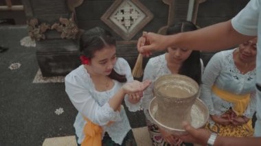 Balili Aile, Endonezya Kültür Dini 'ndeki Ev Tapınağı' nda Hindu Ayini Ayini düzenliyor.