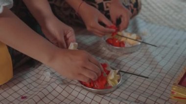 Balili Aile, Endonezya Kültür Dini 'ndeki Ev Tapınağı' nda Hindu Ayini Ayini düzenliyor.