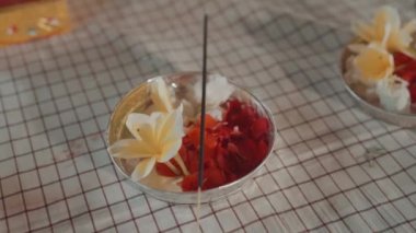 Canang Sari, Insence, Flowers, Gebongan Bali Endonezya Kültür Dini 'nde Hindu Bali Ayini' nin bir sembolü.