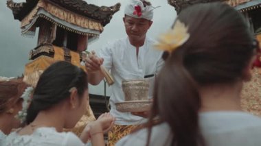 Balili Aile, Endonezya Kültür Dini 'ndeki Ev Tapınağı' nda Hindu Ayini Ayini düzenliyor.