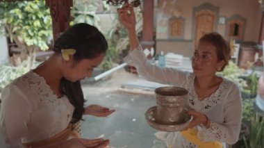 Balili Aile, Endonezya Kültür Dini 'ndeki Ev Tapınağı' nda Hindu Ayini Ayini düzenliyor.